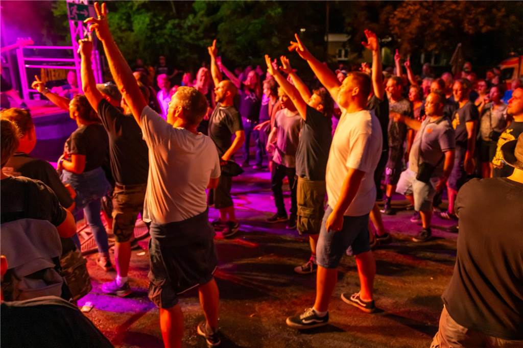 Die Menschen in der Lüner Innenstadt waren am Freitagabend in Partylaune. Am ersten Tag des Brunnenfestes heizten die Musik-Acts dem Publikum ordentlich ein. Wir waren mit der Kamera dabei.