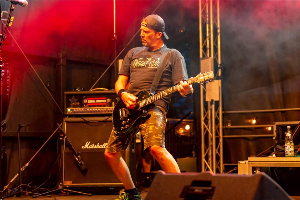 Die Menschen in der Lüner Innenstadt waren am Freitagabend in Partylaune. Am ersten Tag des Brunnenfestes heizten die Musik-Acts dem Publikum ordentlich ein. Wir waren mit der Kamera dabei.