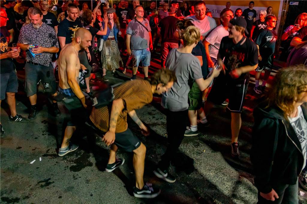 Die Menschen in der Lüner Innenstadt waren am Freitagabend in Partylaune. Am ersten Tag des Brunnenfestes heizten die Musik-Acts dem Publikum ordentlich ein. Wir waren mit der Kamera dabei.