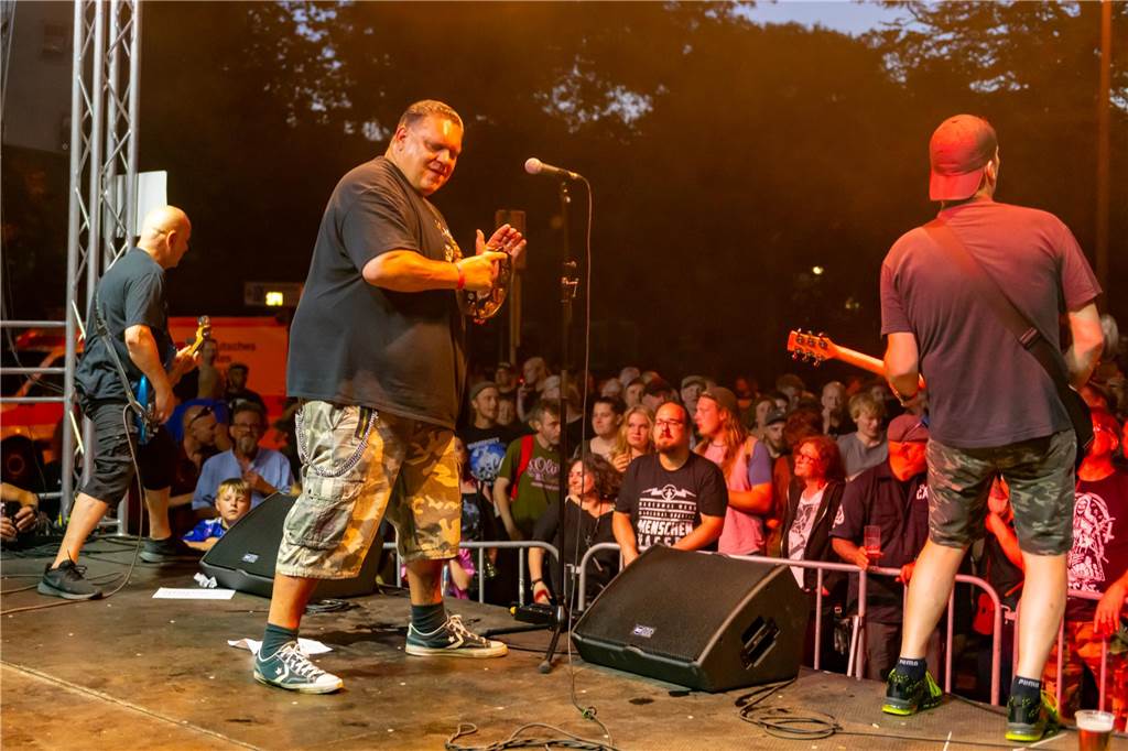Die Menschen in der Lüner Innenstadt waren am Freitagabend in Partylaune. Am ersten Tag des Brunnenfestes heizten die Musik-Acts dem Publikum ordentlich ein. Wir waren mit der Kamera dabei.