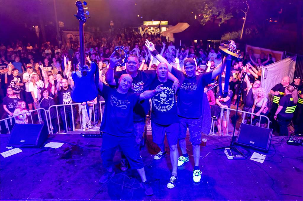 Die Menschen in der Lüner Innenstadt waren am Freitagabend in Partylaune. Am ersten Tag des Brunnenfestes heizten die Musik-Acts dem Publikum ordentlich ein. Wir waren mit der Kamera dabei.
