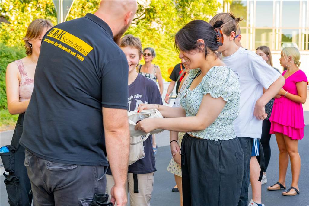 Die Menschen in der Lüner Innenstadt waren am Freitagabend in Partylaune. Am ersten Tag des Brunnenfestes heizten die Musik-Acts dem Publikum ordentlich ein. Wir waren mit der Kamera dabei.