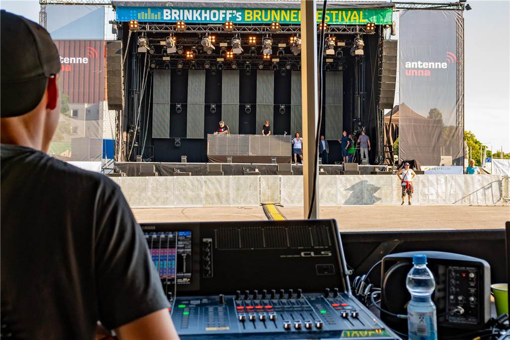 Die Menschen in der Lüner Innenstadt waren am Freitagabend in Partylaune. Am ersten Tag des Brunnenfestes heizten die Musik-Acts dem Publikum ordentlich ein. Wir waren mit der Kamera dabei.