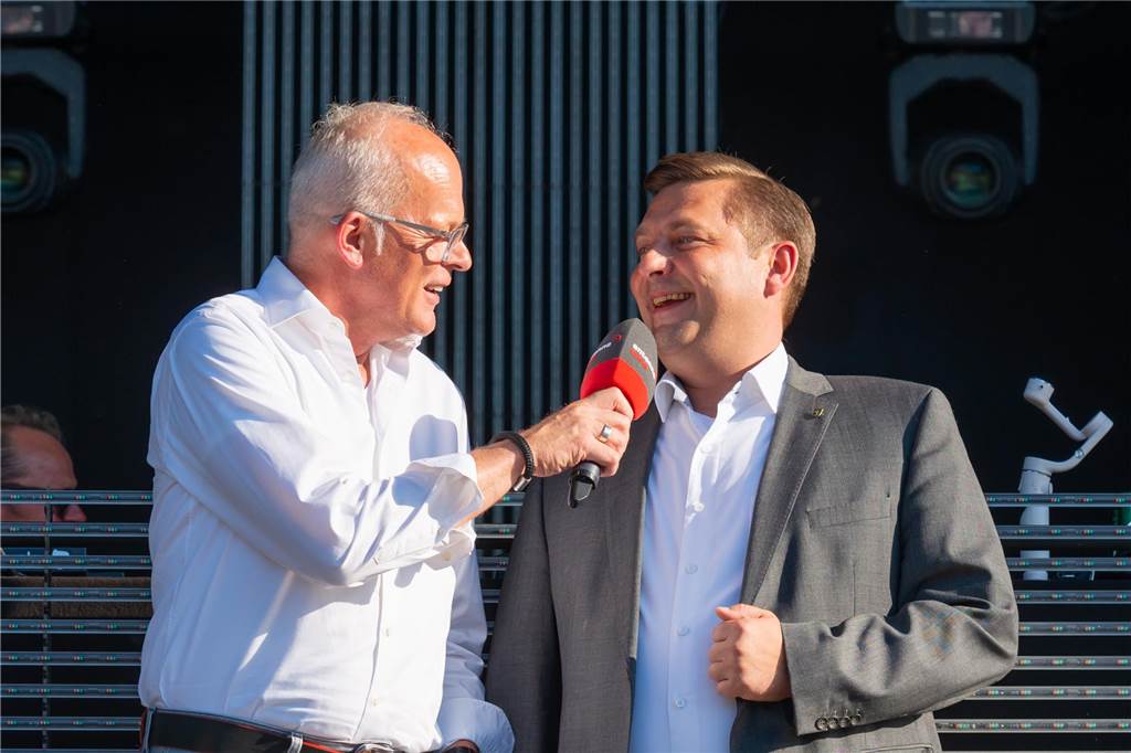 Die Menschen in der Lüner Innenstadt waren am Freitagabend in Partylaune. Am ersten Tag des Brunnenfestes heizten die Musik-Acts dem Publikum ordentlich ein. Wir waren mit der Kamera dabei.