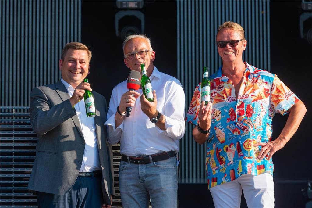 Die Menschen in der Lüner Innenstadt waren am Freitagabend in Partylaune. Am ersten Tag des Brunnenfestes heizten die Musik-Acts dem Publikum ordentlich ein. Wir waren mit der Kamera dabei.