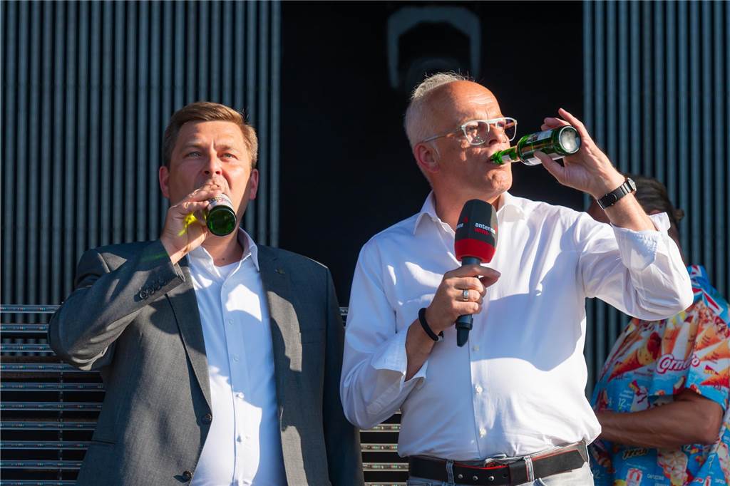 Die Menschen in der Lüner Innenstadt waren am Freitagabend in Partylaune. Am ersten Tag des Brunnenfestes heizten die Musik-Acts dem Publikum ordentlich ein. Wir waren mit der Kamera dabei.