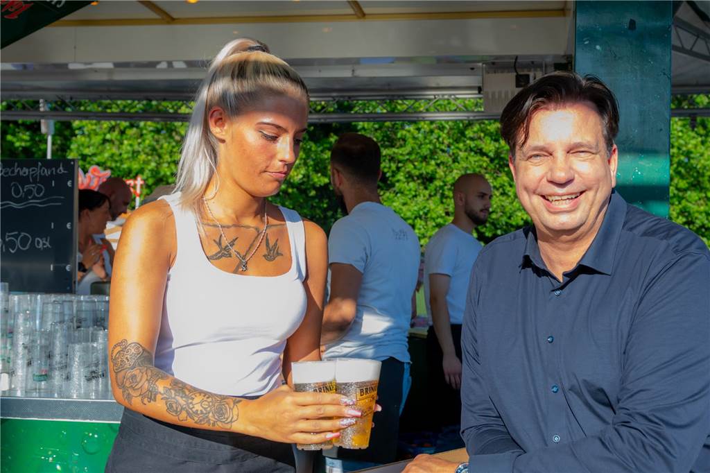 Die Menschen in der Lüner Innenstadt waren am Freitagabend in Partylaune. Am ersten Tag des Brunnenfestes heizten die Musik-Acts dem Publikum ordentlich ein. Wir waren mit der Kamera dabei.