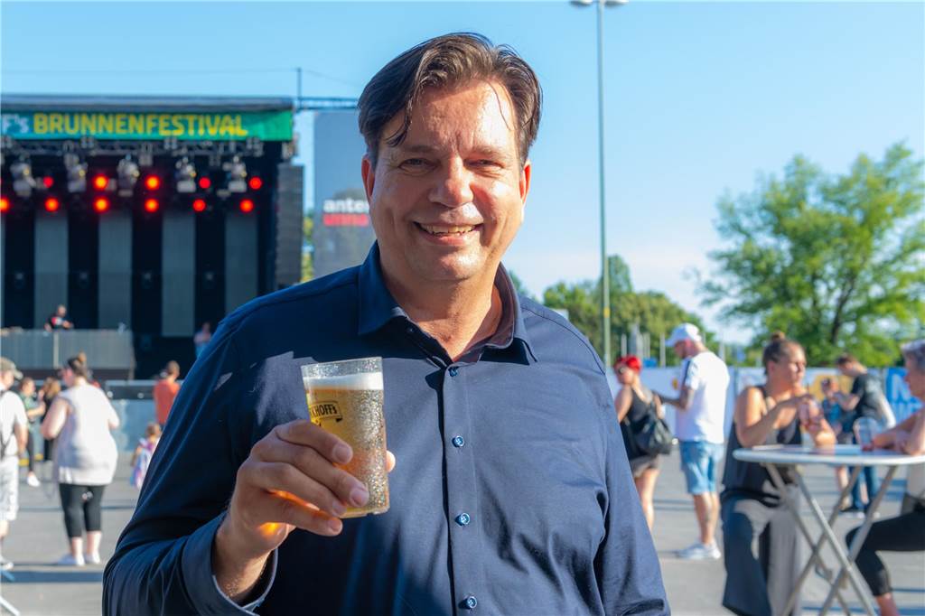 Die Menschen in der Lüner Innenstadt waren am Freitagabend in Partylaune. Am ersten Tag des Brunnenfestes heizten die Musik-Acts dem Publikum ordentlich ein. Wir waren mit der Kamera dabei.