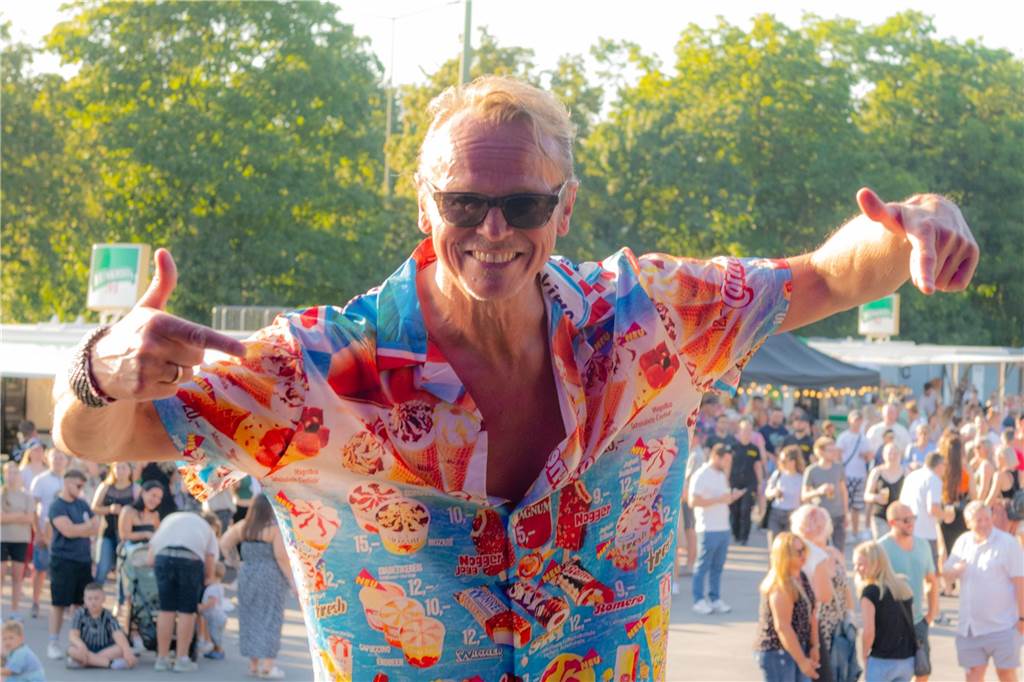 Die Menschen in der Lüner Innenstadt waren am Freitagabend in Partylaune. Am ersten Tag des Brunnenfestes heizten die Musik-Acts dem Publikum ordentlich ein. Wir waren mit der Kamera dabei.