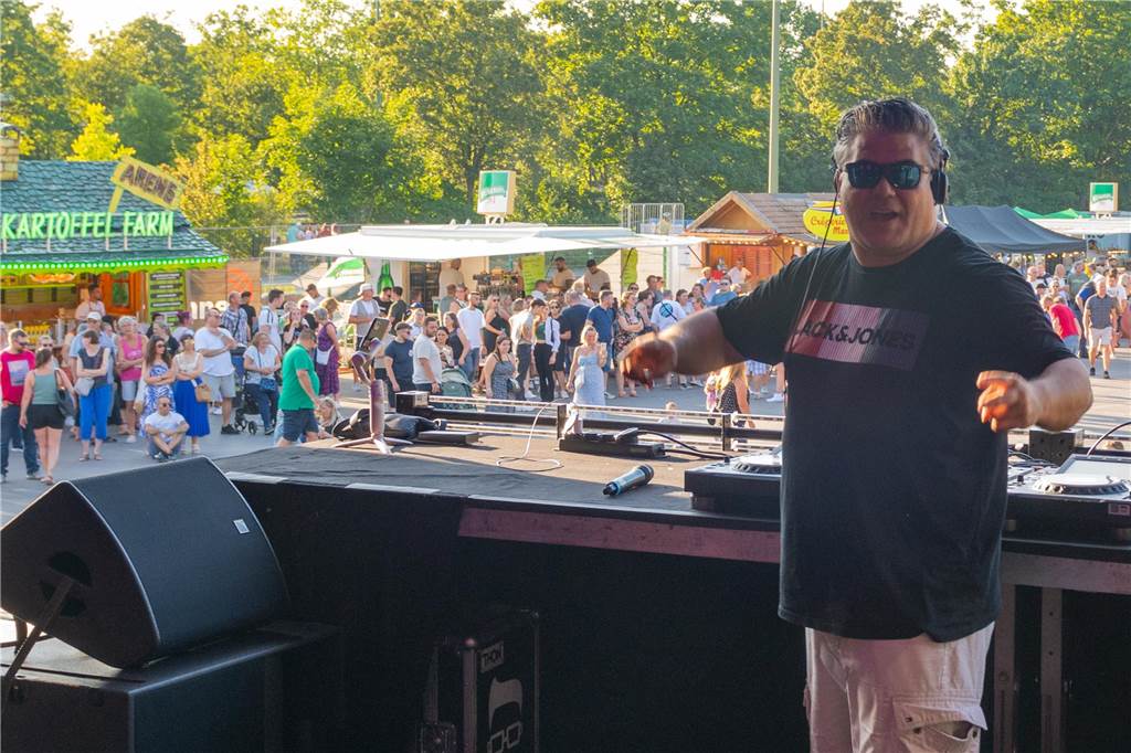Die Menschen in der Lüner Innenstadt waren am Freitagabend in Partylaune. Am ersten Tag des Brunnenfestes heizten die Musik-Acts dem Publikum ordentlich ein. Wir waren mit der Kamera dabei.