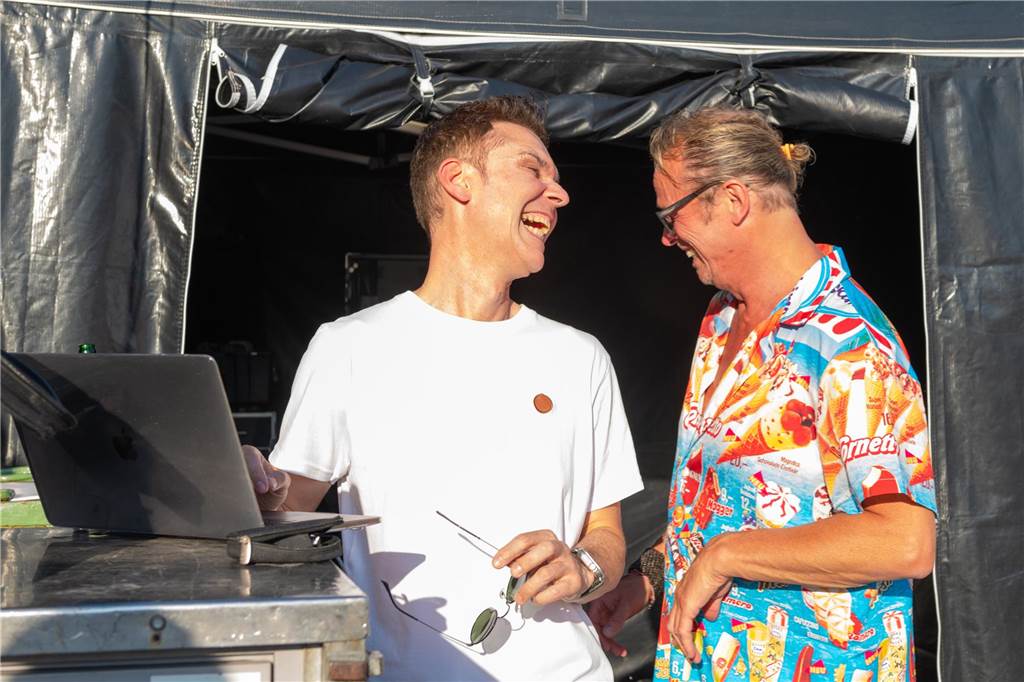 Die Menschen in der Lüner Innenstadt waren am Freitagabend in Partylaune. Am ersten Tag des Brunnenfestes heizten die Musik-Acts dem Publikum ordentlich ein. Wir waren mit der Kamera dabei.