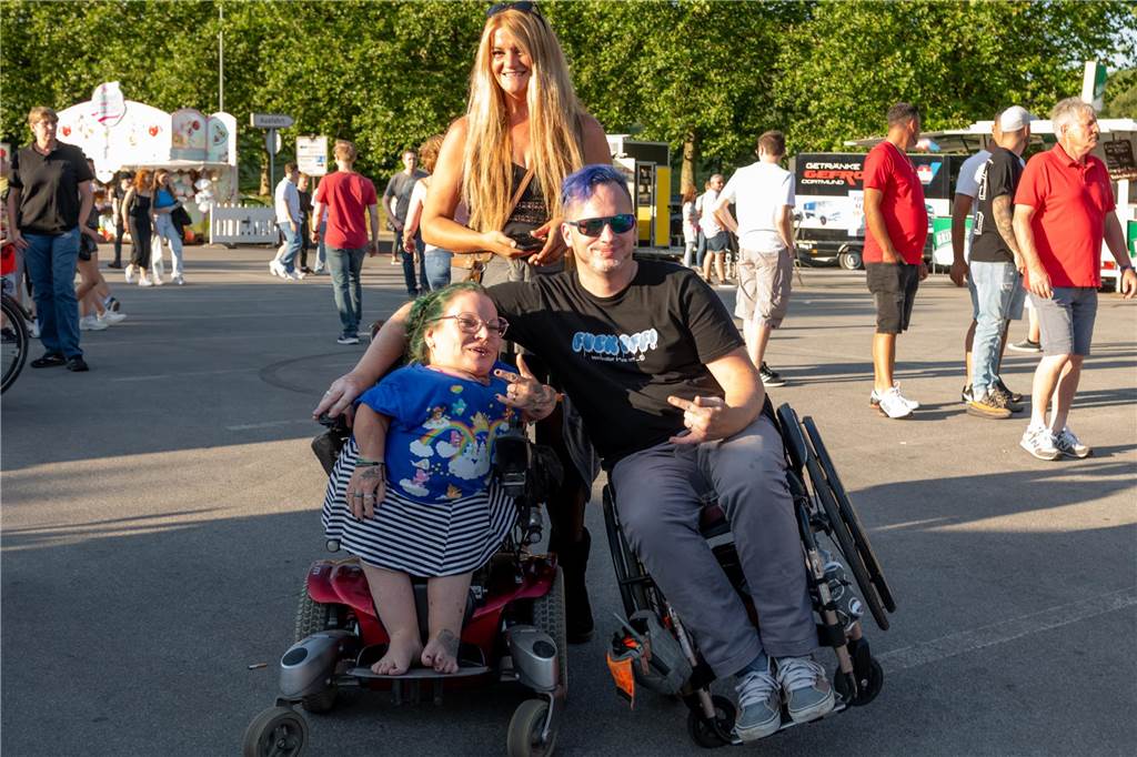 Die Menschen in der Lüner Innenstadt waren am Freitagabend in Partylaune. Am ersten Tag des Brunnenfestes heizten die Musik-Acts dem Publikum ordentlich ein. Wir waren mit der Kamera dabei.