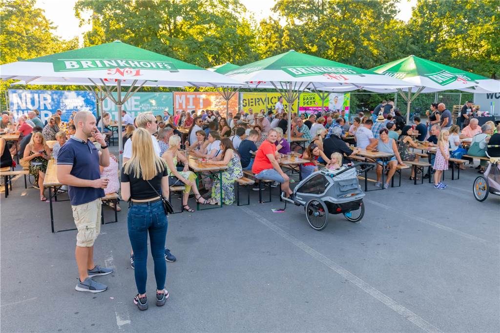 Die Menschen in der Lüner Innenstadt waren am Freitagabend in Partylaune. Am ersten Tag des Brunnenfestes heizten die Musik-Acts dem Publikum ordentlich ein. Wir waren mit der Kamera dabei.