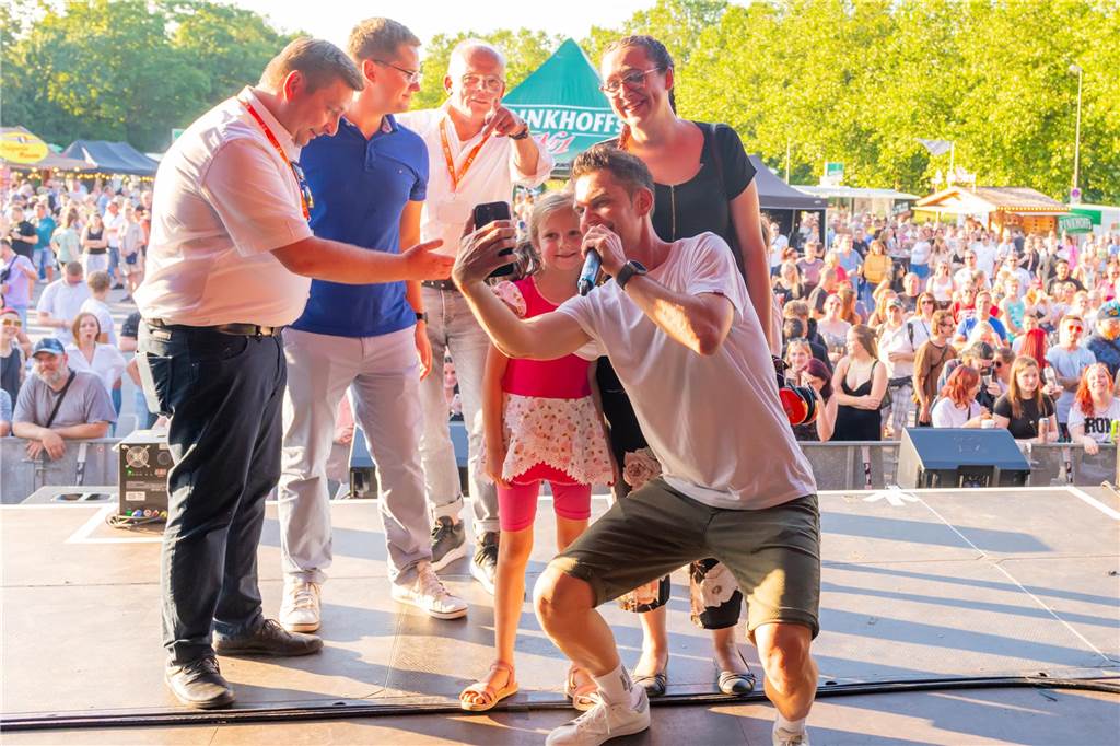 Die Menschen in der Lüner Innenstadt waren am Freitagabend in Partylaune. Am ersten Tag des Brunnenfestes heizten die Musik-Acts dem Publikum ordentlich ein. Wir waren mit der Kamera dabei.