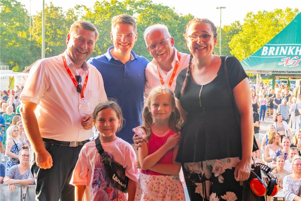 Die Menschen in der Lüner Innenstadt waren am Freitagabend in Partylaune. Am ersten Tag des Brunnenfestes heizten die Musik-Acts dem Publikum ordentlich ein. Wir waren mit der Kamera dabei.