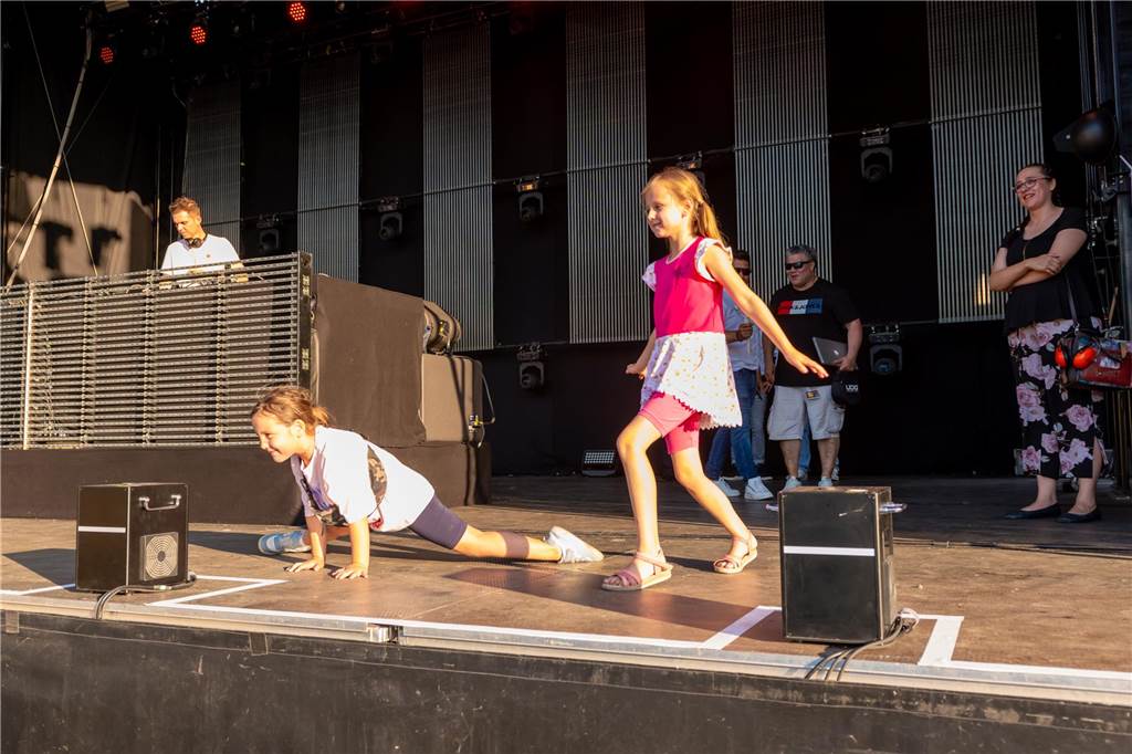 Die Menschen in der Lüner Innenstadt waren am Freitagabend in Partylaune. Am ersten Tag des Brunnenfestes heizten die Musik-Acts dem Publikum ordentlich ein. Wir waren mit der Kamera dabei.