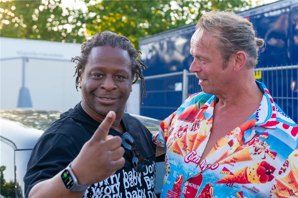 Die Menschen in der Lüner Innenstadt waren am Freitagabend in Partylaune. Am ersten Tag des Brunnenfestes heizten die Musik-Acts dem Publikum ordentlich ein. Wir waren mit der Kamera dabei.