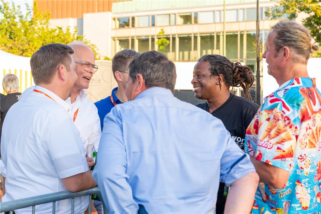 Die Menschen in der Lüner Innenstadt waren am Freitagabend in Partylaune. Am ersten Tag des Brunnenfestes heizten die Musik-Acts dem Publikum ordentlich ein. Wir waren mit der Kamera dabei.
