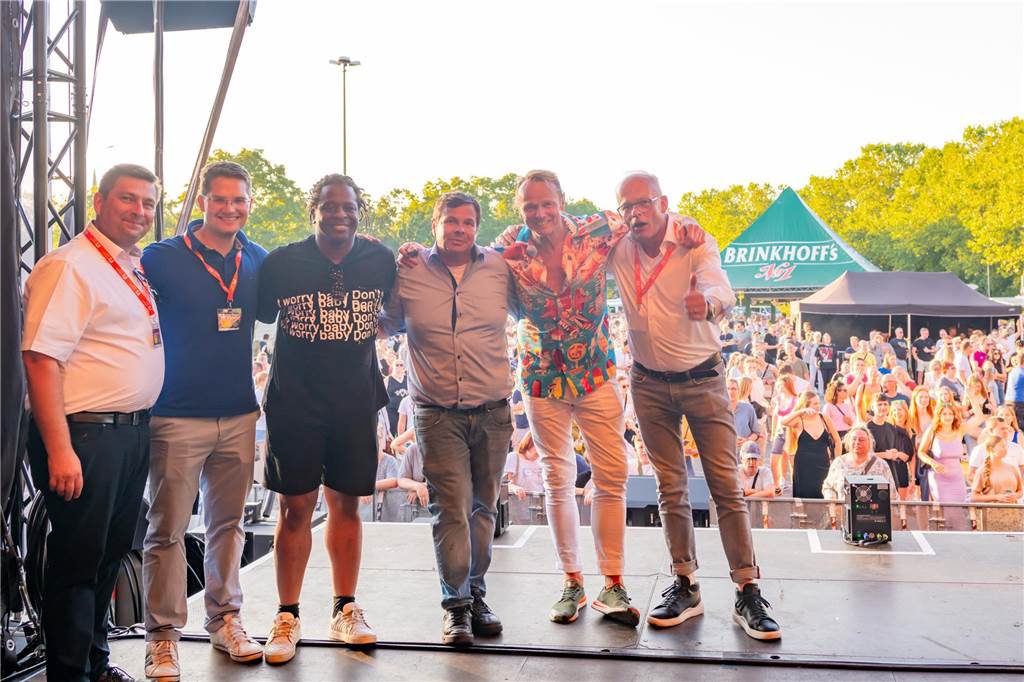 Die Menschen in der Lüner Innenstadt waren am Freitagabend in Partylaune. Am ersten Tag des Brunnenfestes heizten die Musik-Acts dem Publikum ordentlich ein. Wir waren mit der Kamera dabei.