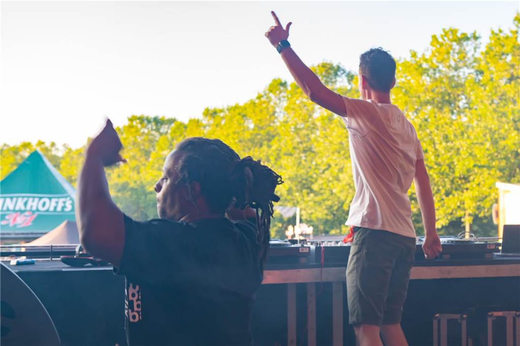 Die Menschen in der Lüner Innenstadt waren am Freitagabend in Partylaune. Am ersten Tag des Brunnenfestes heizten die Musik-Acts dem Publikum ordentlich ein. Wir waren mit der Kamera dabei.