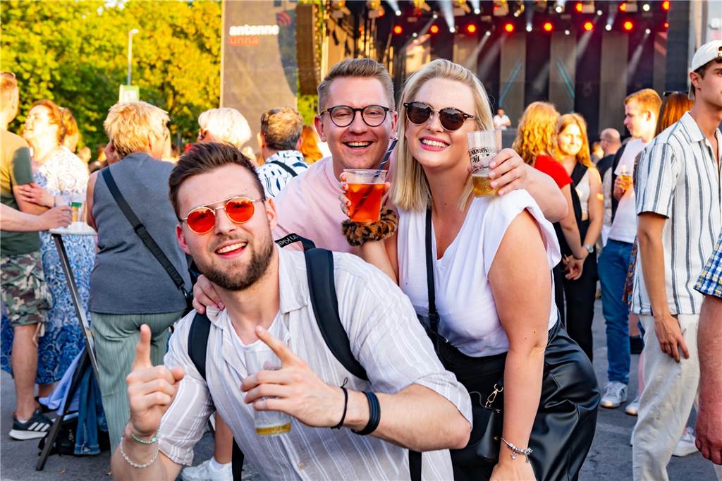 Die Menschen in der Lüner Innenstadt waren am Freitagabend in Partylaune. Am ersten Tag des Brunnenfestes heizten die Musik-Acts dem Publikum ordentlich ein. Wir waren mit der Kamera dabei.