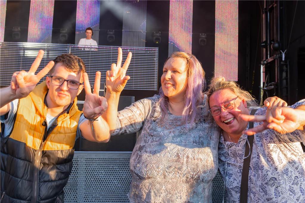 Die Menschen in der Lüner Innenstadt waren am Freitagabend in Partylaune. Am ersten Tag des Brunnenfestes heizten die Musik-Acts dem Publikum ordentlich ein. Wir waren mit der Kamera dabei.