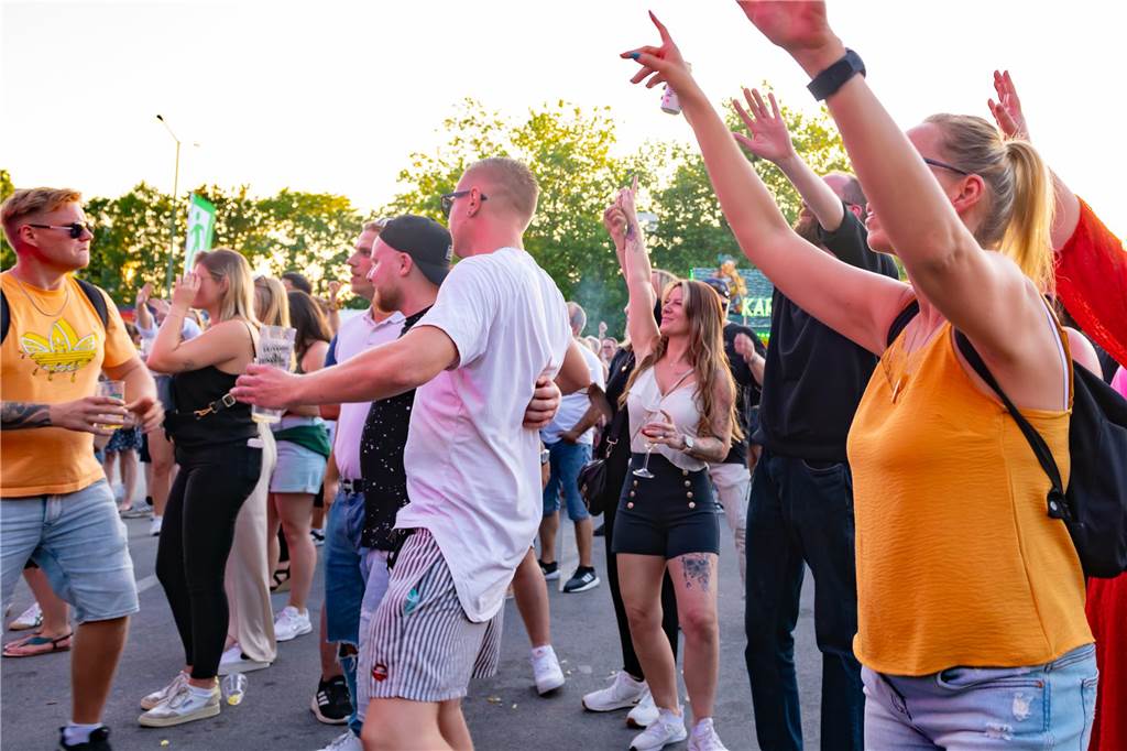 Die Menschen in der Lüner Innenstadt waren am Freitagabend in Partylaune. Am ersten Tag des Brunnenfestes heizten die Musik-Acts dem Publikum ordentlich ein. Wir waren mit der Kamera dabei.