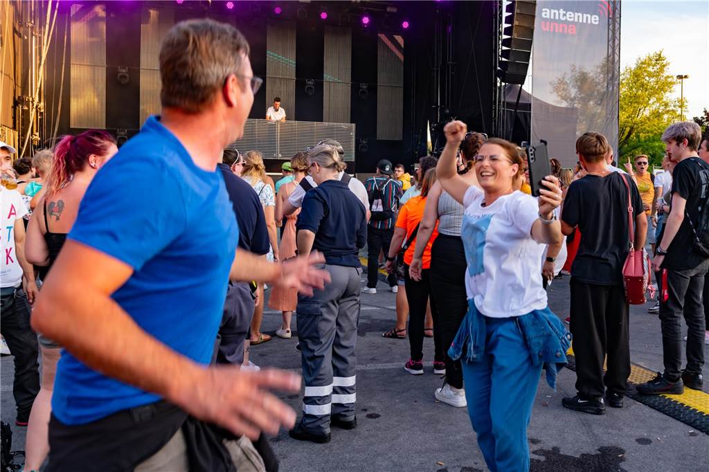 Die Menschen in der Lüner Innenstadt waren am Freitagabend in Partylaune. Am ersten Tag des Brunnenfestes heizten die Musik-Acts dem Publikum ordentlich ein. Wir waren mit der Kamera dabei.