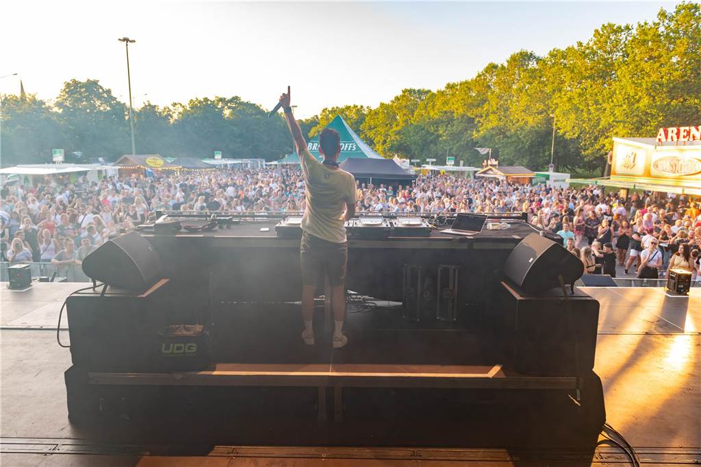 Die Menschen in der Lüner Innenstadt waren am Freitagabend in Partylaune. Am ersten Tag des Brunnenfestes heizten die Musik-Acts dem Publikum ordentlich ein. Wir waren mit der Kamera dabei.