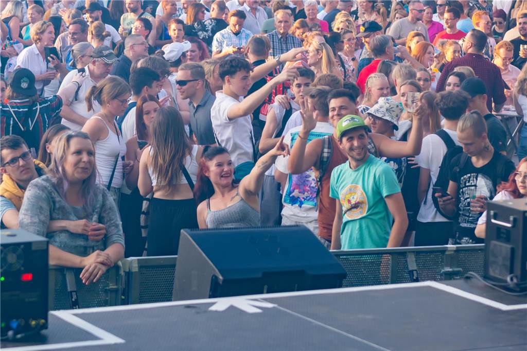 Die Menschen in der Lüner Innenstadt waren am Freitagabend in Partylaune. Am ersten Tag des Brunnenfestes heizten die Musik-Acts dem Publikum ordentlich ein. Wir waren mit der Kamera dabei.