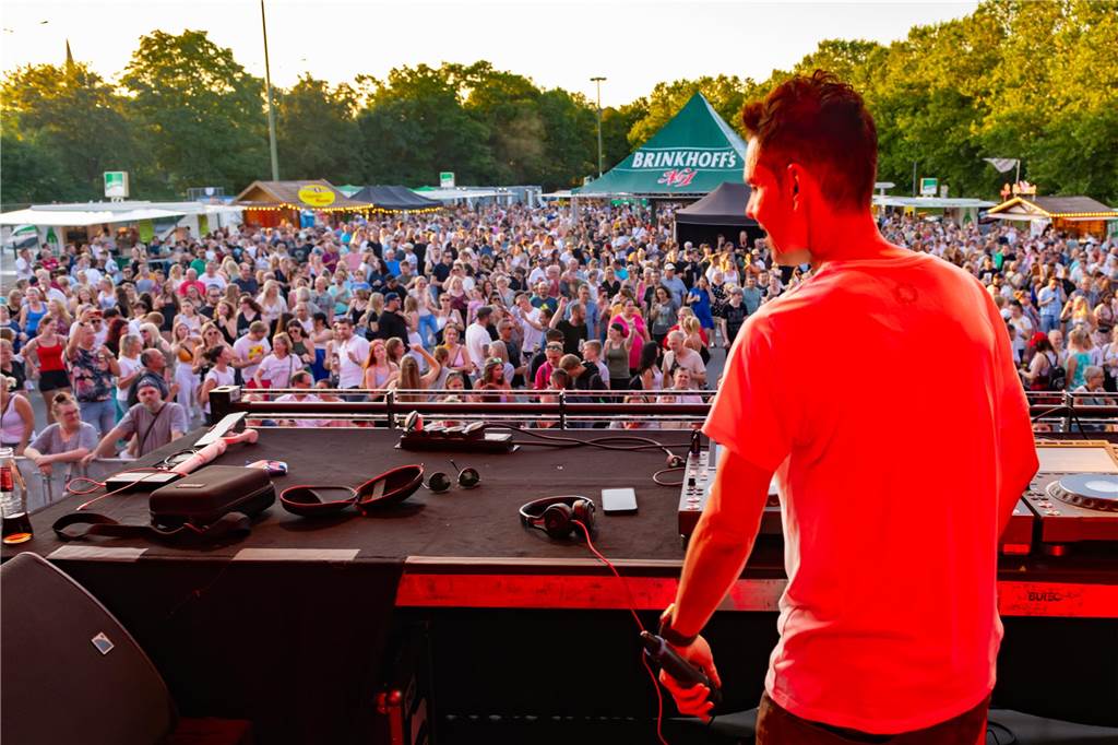 Die Menschen in der Lüner Innenstadt waren am Freitagabend in Partylaune. Am ersten Tag des Brunnenfestes heizten die Musik-Acts dem Publikum ordentlich ein. Wir waren mit der Kamera dabei.