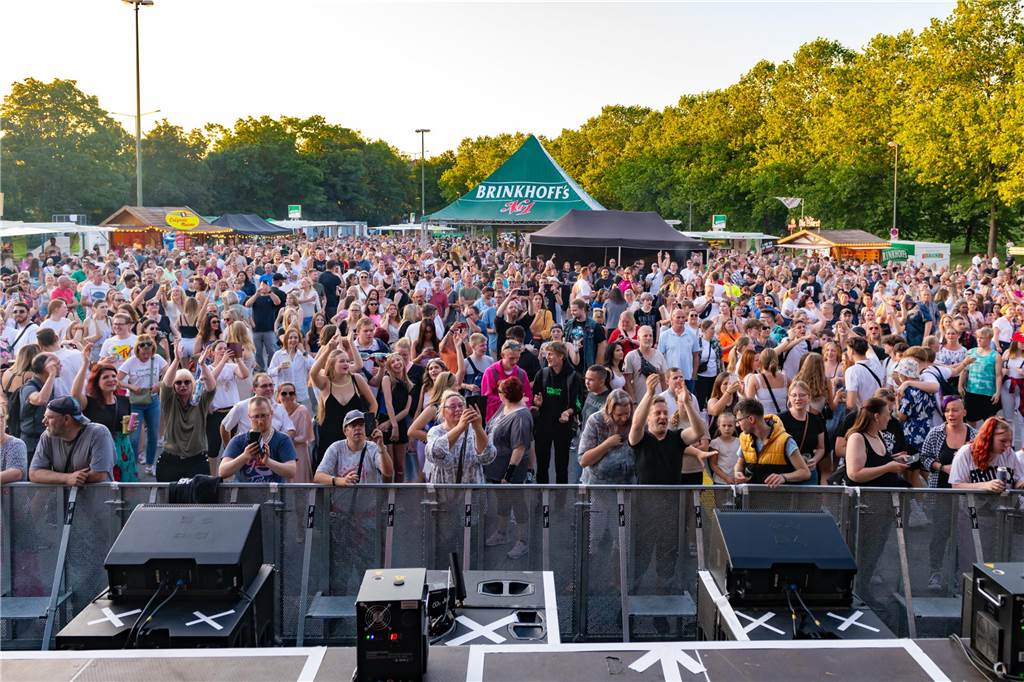 Die Menschen in der Lüner Innenstadt waren am Freitagabend in Partylaune. Am ersten Tag des Brunnenfestes heizten die Musik-Acts dem Publikum ordentlich ein. Wir waren mit der Kamera dabei.