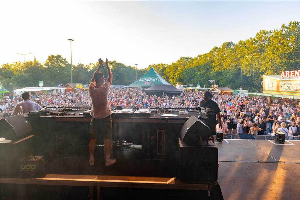 Die Menschen in der Lüner Innenstadt waren am Freitagabend in Partylaune. Am ersten Tag des Brunnenfestes heizten die Musik-Acts dem Publikum ordentlich ein. Wir waren mit der Kamera dabei.