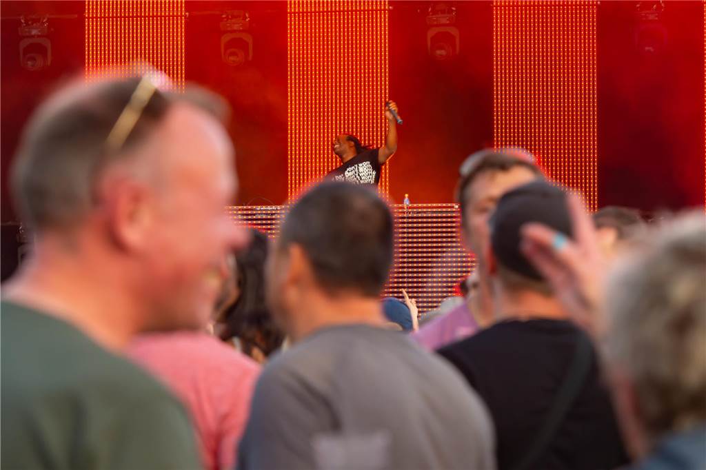 Die Menschen in der Lüner Innenstadt waren am Freitagabend in Partylaune. Am ersten Tag des Brunnenfestes heizten die Musik-Acts dem Publikum ordentlich ein. Wir waren mit der Kamera dabei.