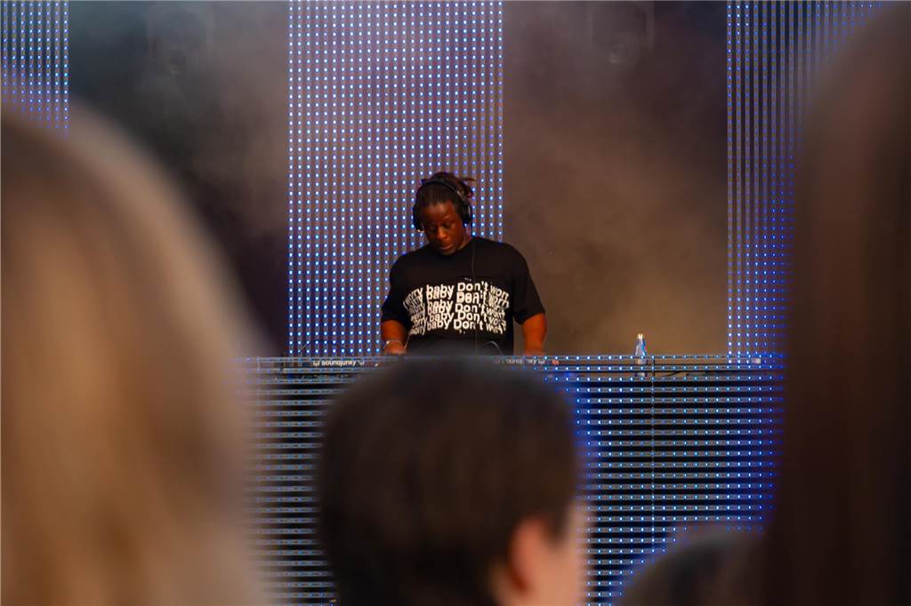 Die Menschen in der Lüner Innenstadt waren am Freitagabend in Partylaune. Am ersten Tag des Brunnenfestes heizten die Musik-Acts dem Publikum ordentlich ein. Wir waren mit der Kamera dabei.