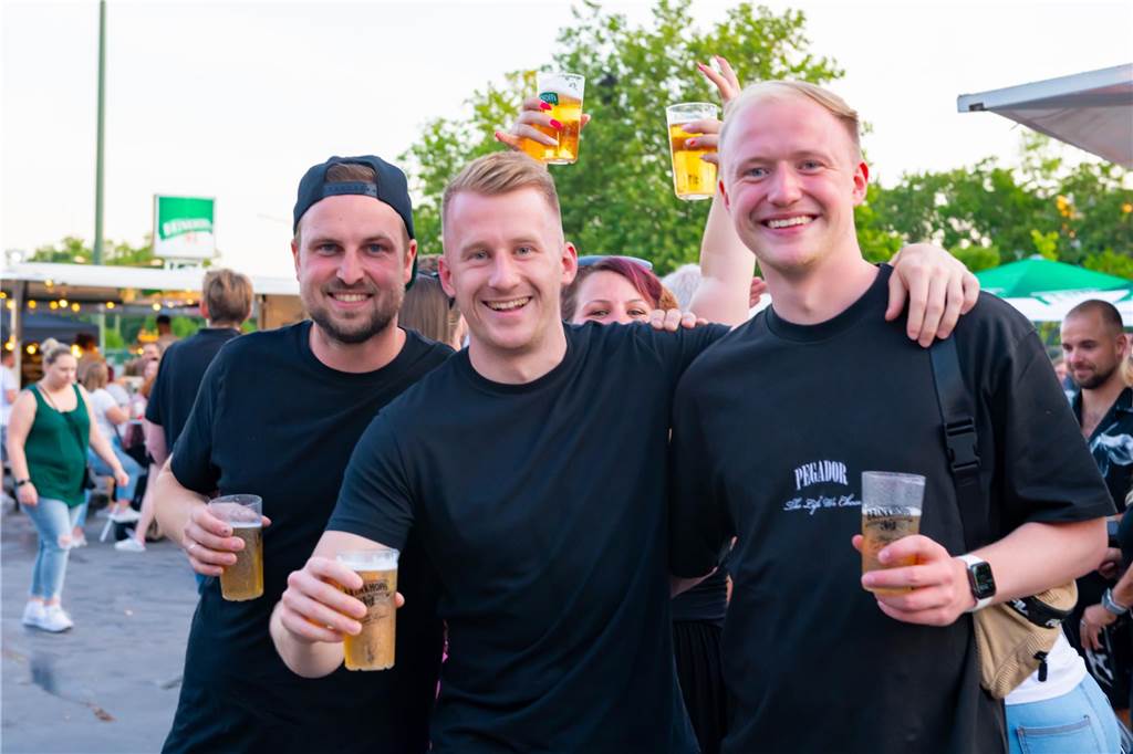 Die Menschen in der Lüner Innenstadt waren am Freitagabend in Partylaune. Am ersten Tag des Brunnenfestes heizten die Musik-Acts dem Publikum ordentlich ein. Wir waren mit der Kamera dabei.