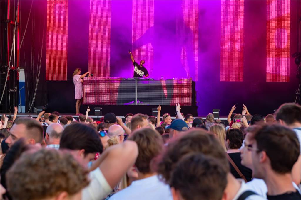 Die Menschen in der Lüner Innenstadt waren am Freitagabend in Partylaune. Am ersten Tag des Brunnenfestes heizten die Musik-Acts dem Publikum ordentlich ein. Wir waren mit der Kamera dabei.