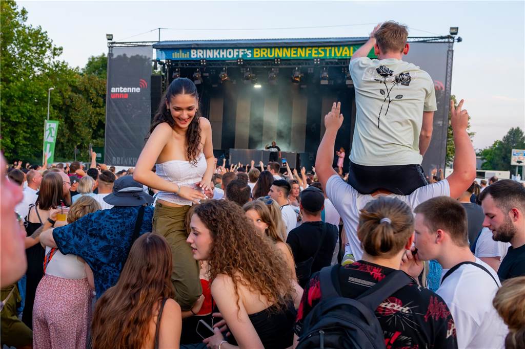 Die Menschen in der Lüner Innenstadt waren am Freitagabend in Partylaune. Am ersten Tag des Brunnenfestes heizten die Musik-Acts dem Publikum ordentlich ein. Wir waren mit der Kamera dabei.