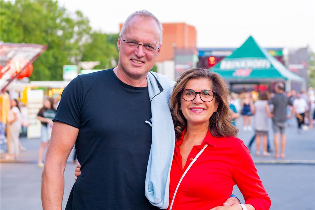 Die Menschen in der Lüner Innenstadt waren am Freitagabend in Partylaune. Am ersten Tag des Brunnenfestes heizten die Musik-Acts dem Publikum ordentlich ein. Wir waren mit der Kamera dabei.