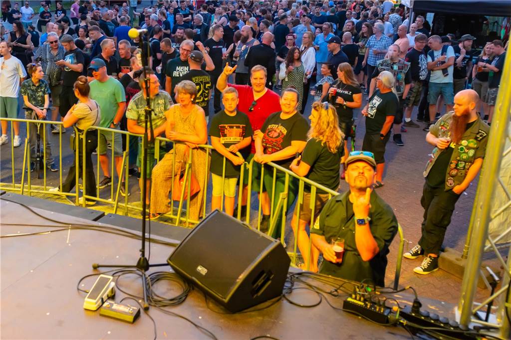 Die Menschen in der Lüner Innenstadt waren am Freitagabend in Partylaune. Am ersten Tag des Brunnenfestes heizten die Musik-Acts dem Publikum ordentlich ein. Wir waren mit der Kamera dabei.