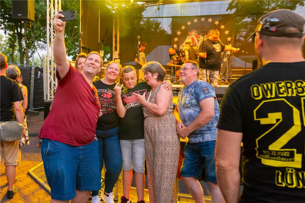 Die Menschen in der Lüner Innenstadt waren am Freitagabend in Partylaune. Am ersten Tag des Brunnenfestes heizten die Musik-Acts dem Publikum ordentlich ein. Wir waren mit der Kamera dabei.