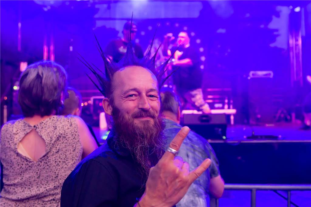Die Menschen in der Lüner Innenstadt waren am Freitagabend in Partylaune. Am ersten Tag des Brunnenfestes heizten die Musik-Acts dem Publikum ordentlich ein. Wir waren mit der Kamera dabei.