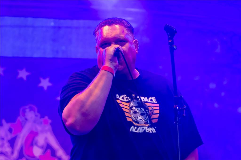 Die Menschen in der Lüner Innenstadt waren am Freitagabend in Partylaune. Am ersten Tag des Brunnenfestes heizten die Musik-Acts dem Publikum ordentlich ein. Wir waren mit der Kamera dabei.