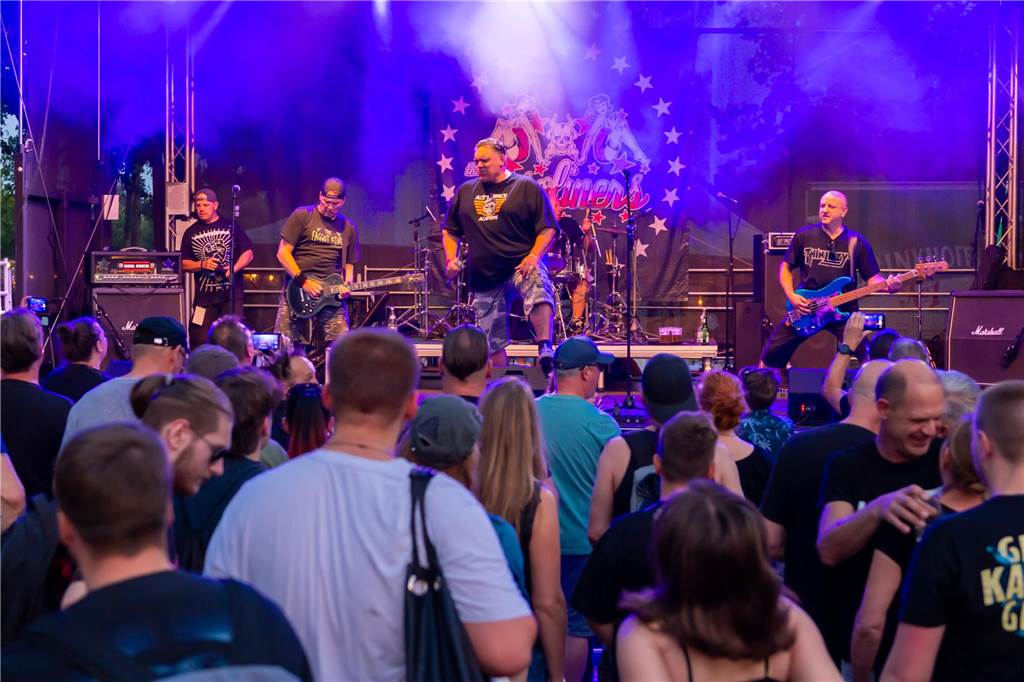 Die Menschen in der Lüner Innenstadt waren am Freitagabend in Partylaune. Am ersten Tag des Brunnenfestes heizten die Musik-Acts dem Publikum ordentlich ein. Wir waren mit der Kamera dabei.