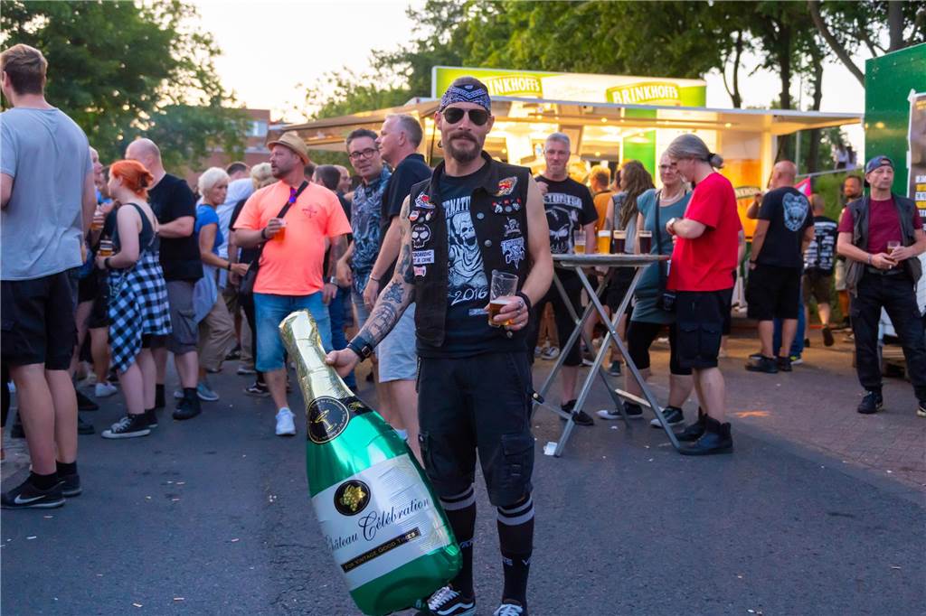 Die Menschen in der Lüner Innenstadt waren am Freitagabend in Partylaune. Am ersten Tag des Brunnenfestes heizten die Musik-Acts dem Publikum ordentlich ein. Wir waren mit der Kamera dabei.