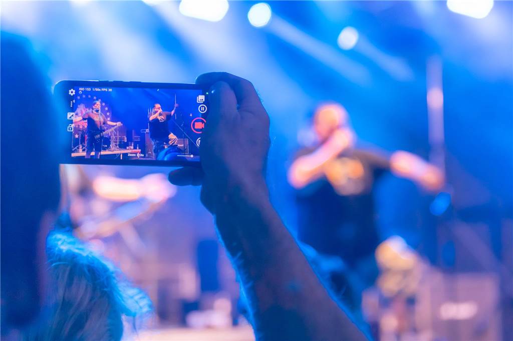 Die Menschen in der Lüner Innenstadt waren am Freitagabend in Partylaune. Am ersten Tag des Brunnenfestes heizten die Musik-Acts dem Publikum ordentlich ein. Wir waren mit der Kamera dabei.