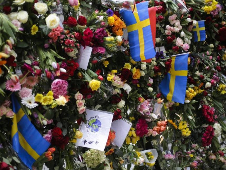 Stockholm setzt nach Anschlag Zeichen gegen Gewalt Die Menschen in Stockholm bringen vor dem Kaufhaus Åhléns City mit Blumen ihre Trauer zum Ausdruck. Foto: Markus Schreiber