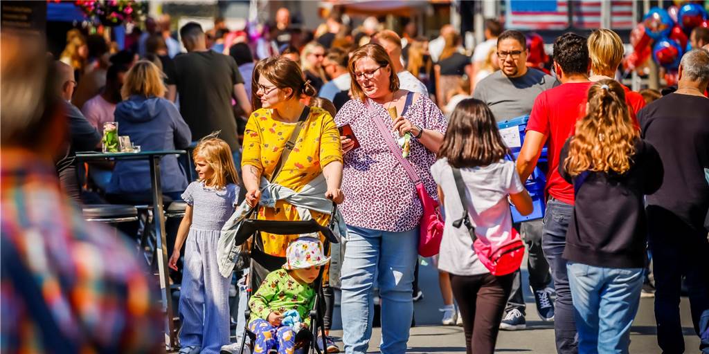 Skandal und Mord: Dortmunder Traditions-Kirmes erzählt viele Geschichten Die Menschen sehnen sich nach Rummel und Unterhaltung nach zwei Jahren Corona-Pause. Nach der Eröffnung am Freitag strömten auch am Samstag die Besucher der "Pingsthuekke" auf die Kirmesmeile.