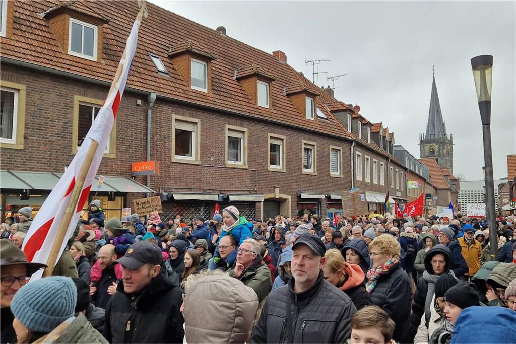 6000 Demonstranten gegen Rechtsextremismus: Wer hat das gezählt? Die Menschen standen bei der Demo bis weit in die Marktstraße hinein. Ein Querschnitt durch ungezählte Vereine, Verbände, Gruppierungen, Nachbarschaften, Jung und Alt ist am Samstag in Ahaus auf die Straße gegangen, um für Vielfalt und Demokratie zu demonstrieren.
