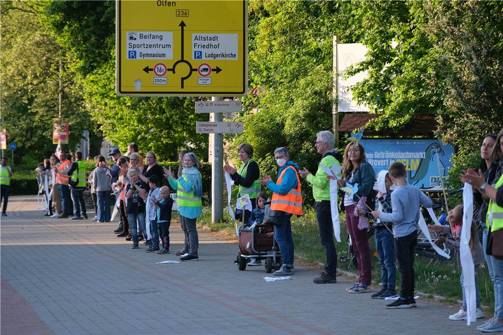 Jahresrückblick: Zwischen Ukraine-Krieg, Stürmen und einer Abrechnungsaffäre Die Menschenkette aus Solidarität mit der Ukraine zog sich über etwas mehr als einen Kilometer durch Selm.